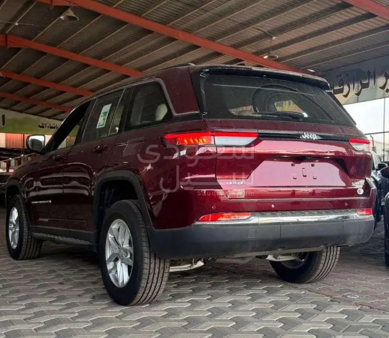 2025 جييب جراند شيروكي لاريدو