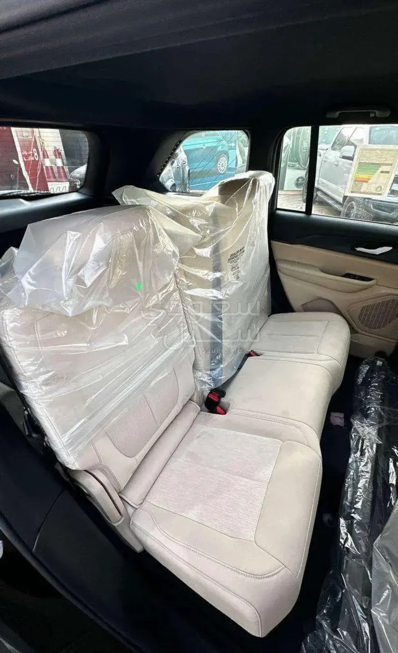 2025 جييب جراند شيروكي لاريدو