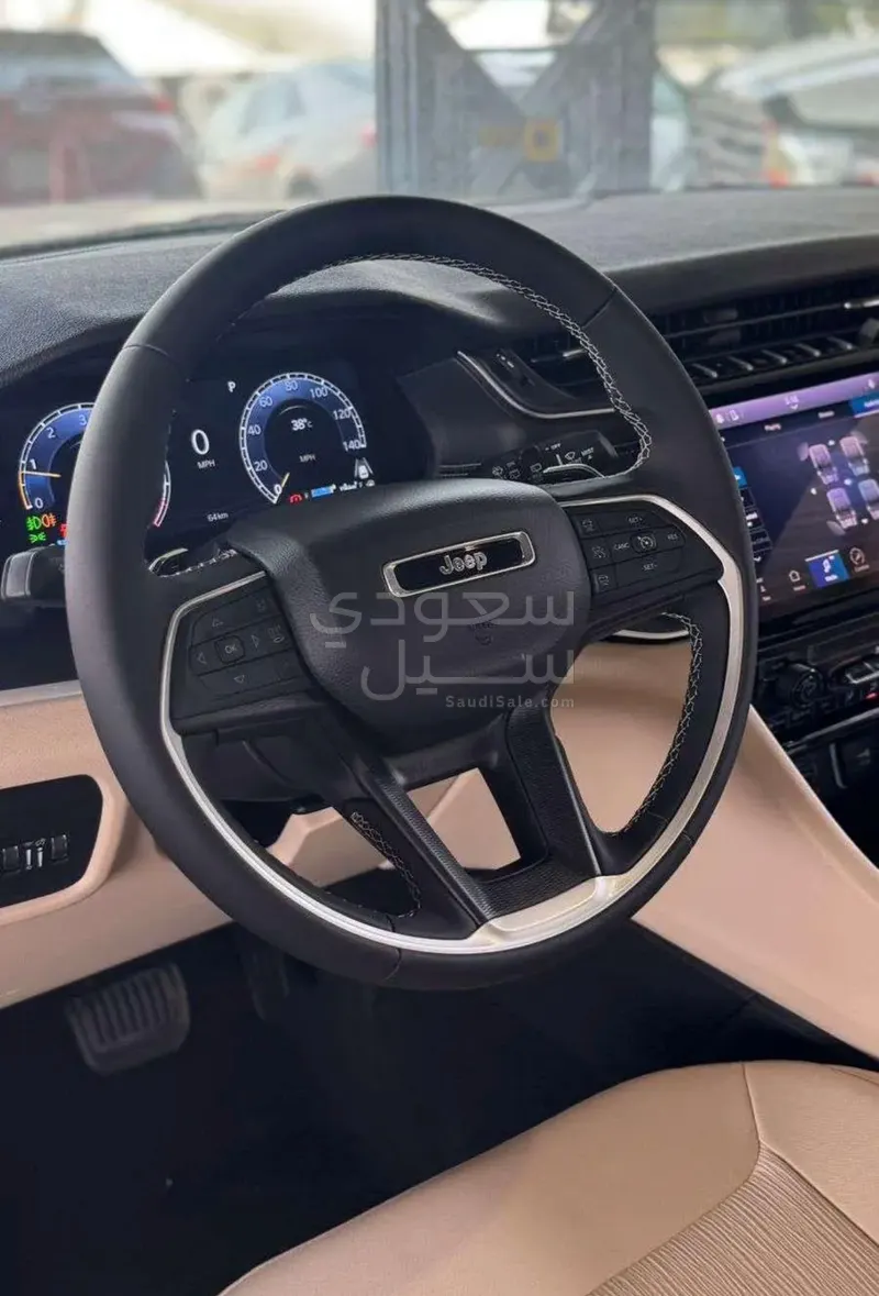 2025 جييب جراند شيروكي لاريدو