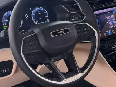 2025 جييب جراند شيروكي لاريدو