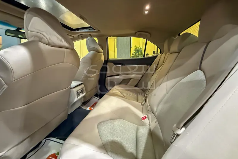 2022 تويوتا كامري جي ال اي