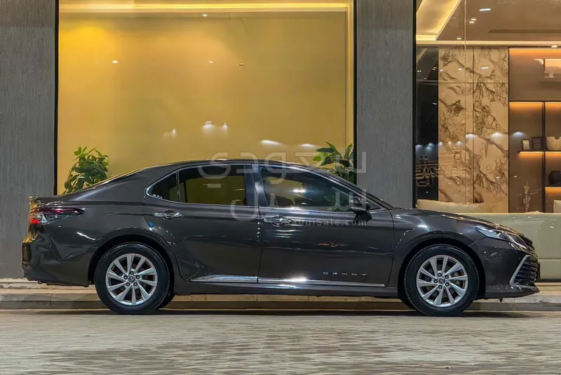 2022 تويوتا كامري جي ال اي