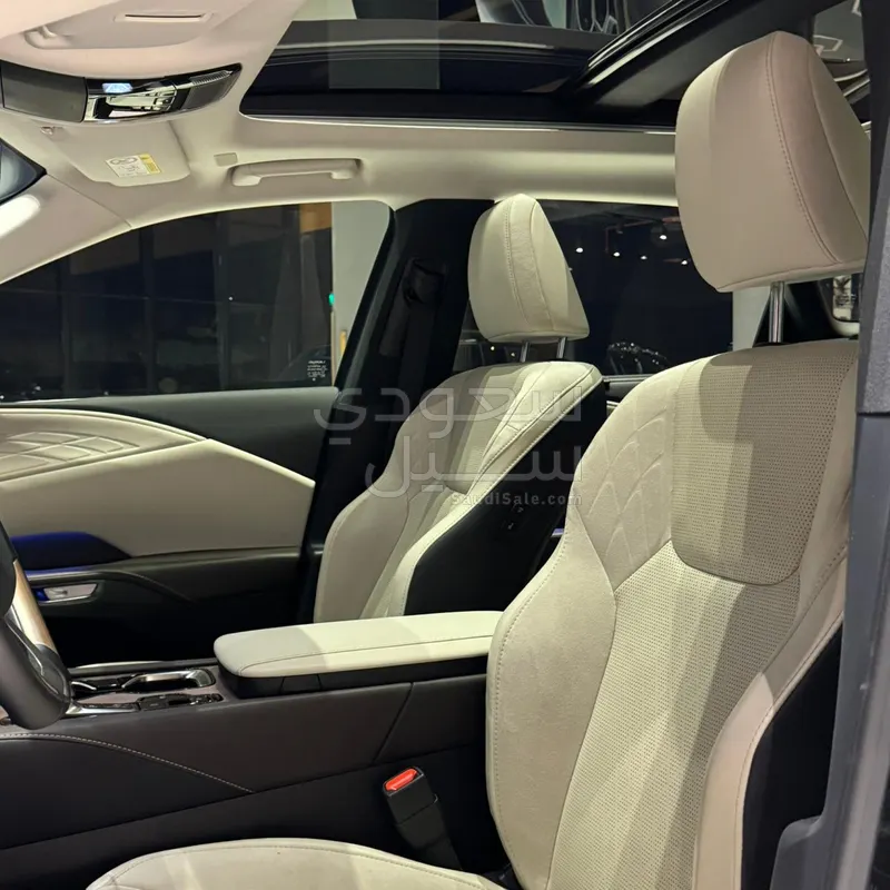 2025 لكزس أر إكس 350