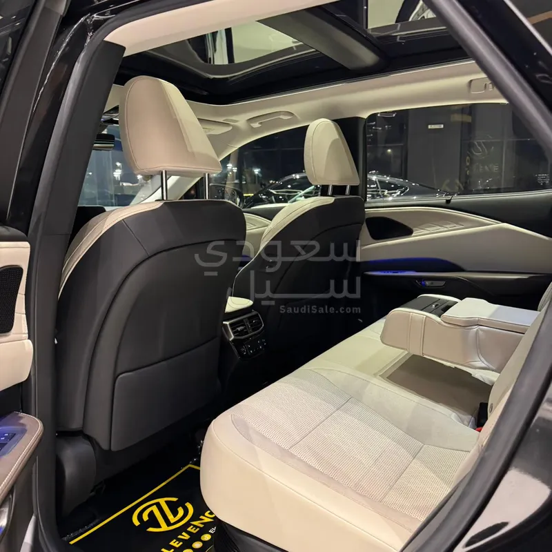 2025 لكزس أر إكس 350