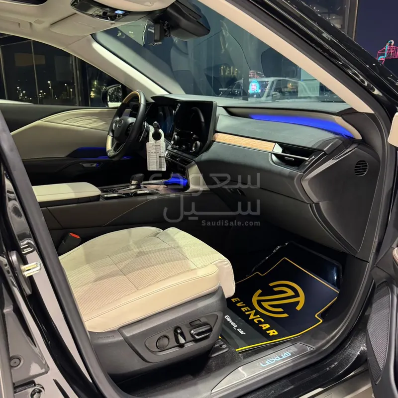 2025 لكزس أر إكس 350