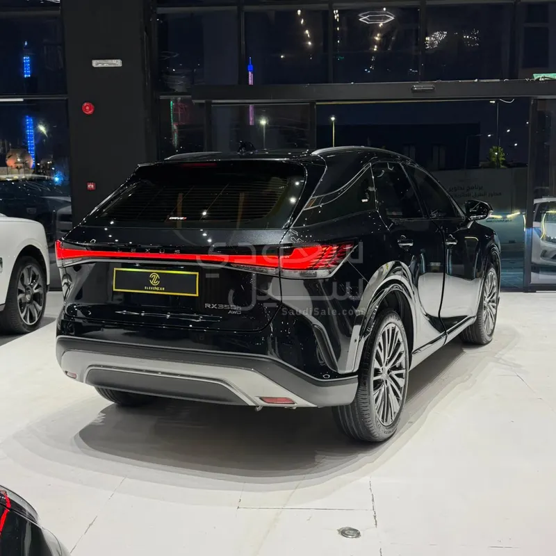 2025 لكزس أر إكس 350