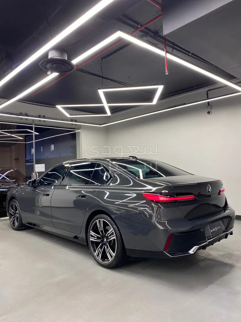 2023 BMW 7 Series 740i