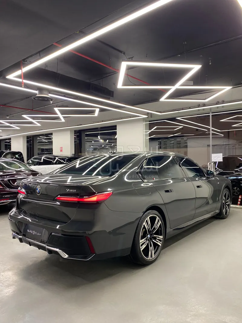2023 BMW 7 Series 740i