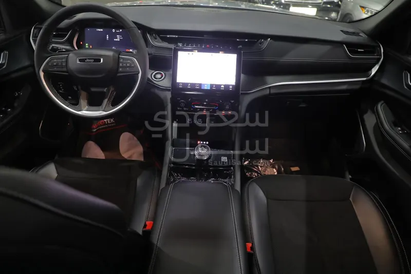 2023 جييب جراند شيروكي ال التيتيود