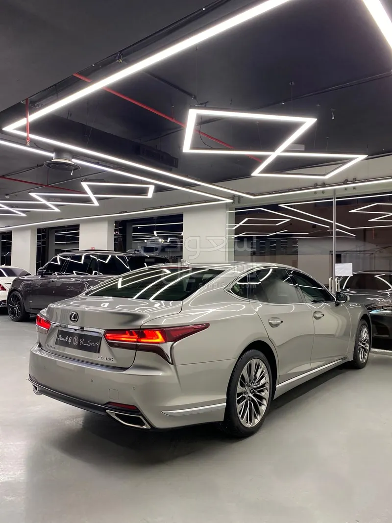 2020 لكزس إل إس 350