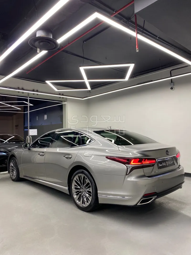 2020 لكزس إل إس 350
