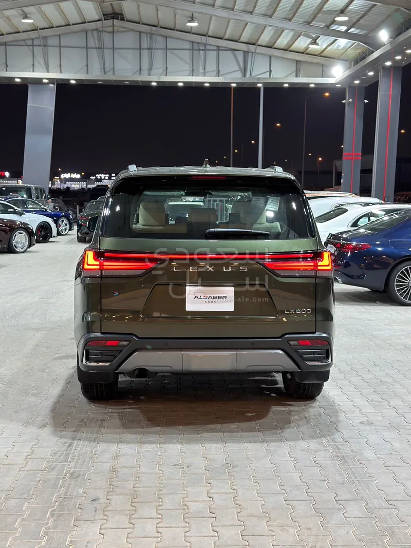 2025 لكزس إل إكس 600