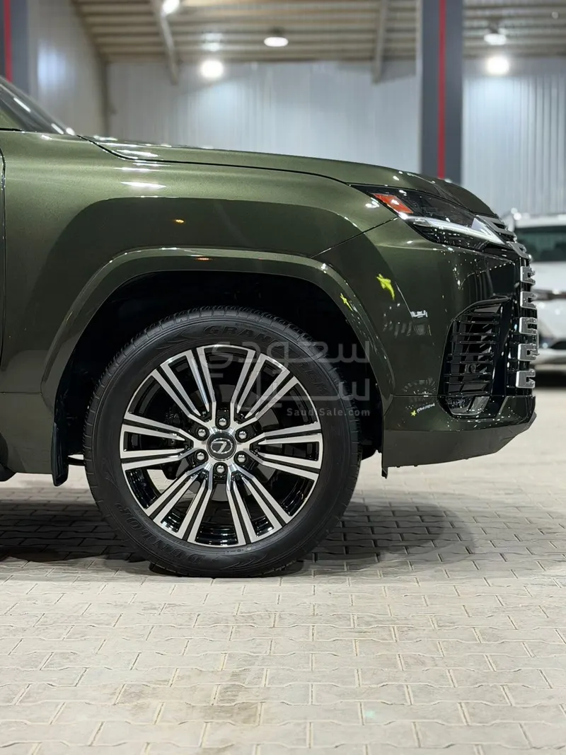 2025 لكزس إل إكس 600