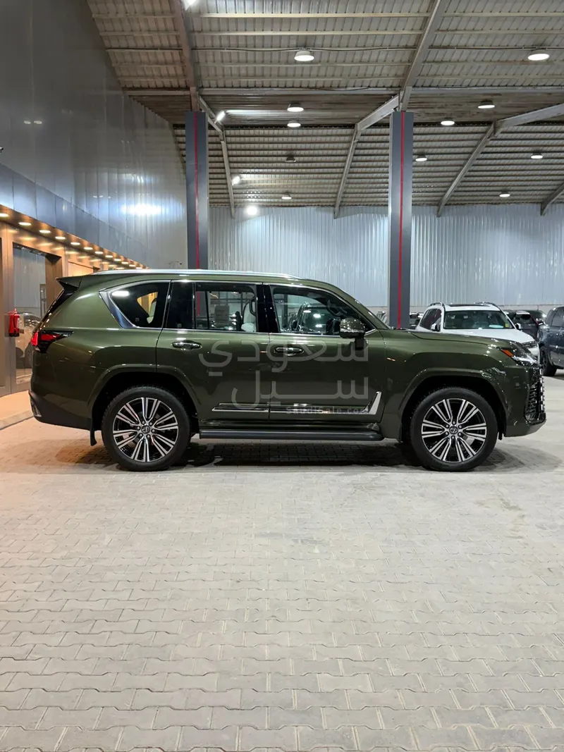 2025 لكزس إل إكس 600