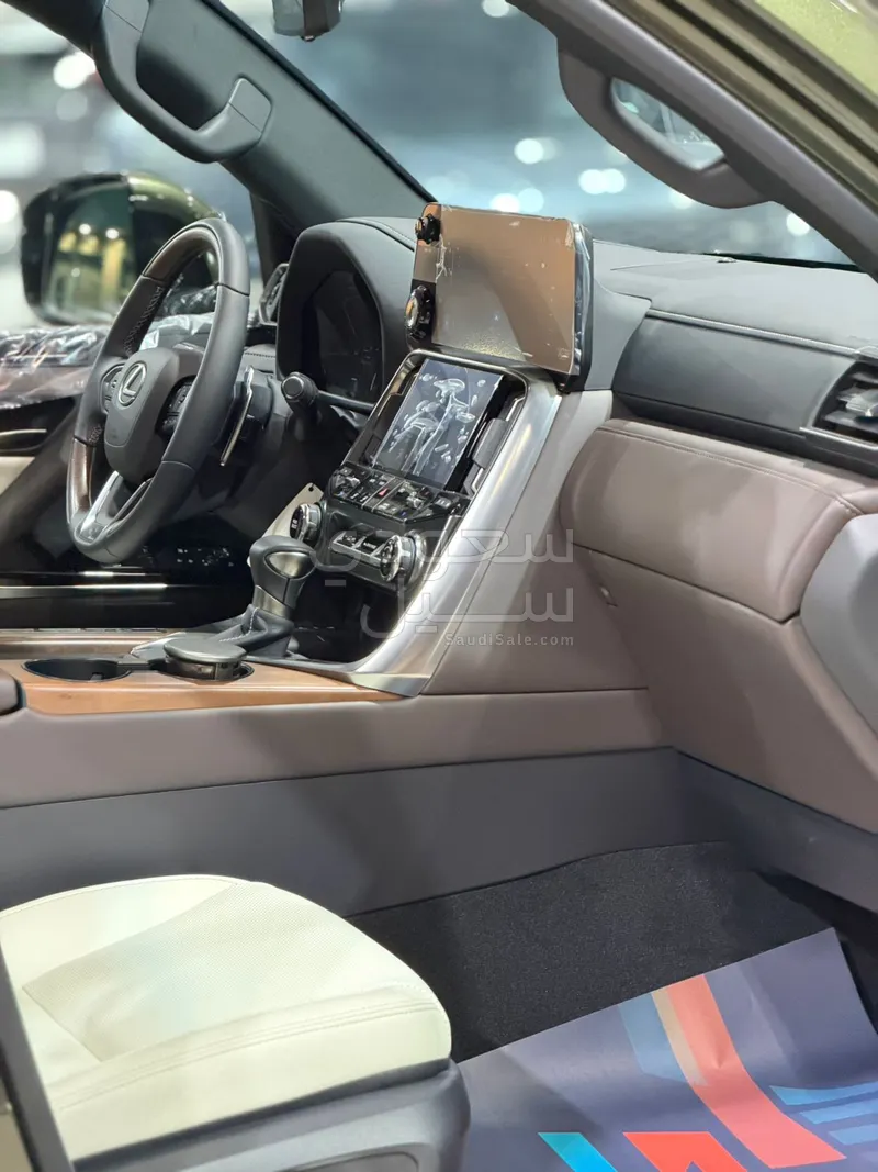 2025 لكزس إل إكس 600