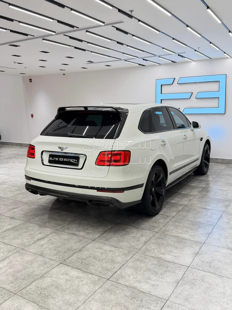 2018 بنتلي بنتايجا الاصدار الاسود