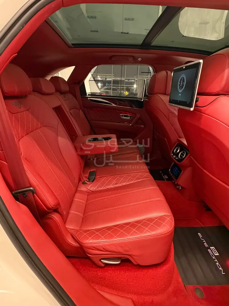 2018 بنتلي بنتايجا الاصدار الاسود