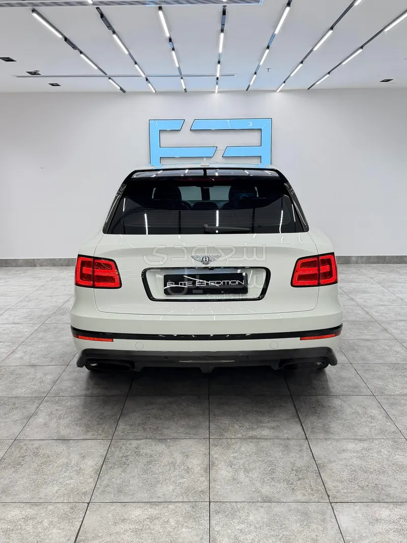 2018 بنتلي بنتايجا الاصدار الاسود