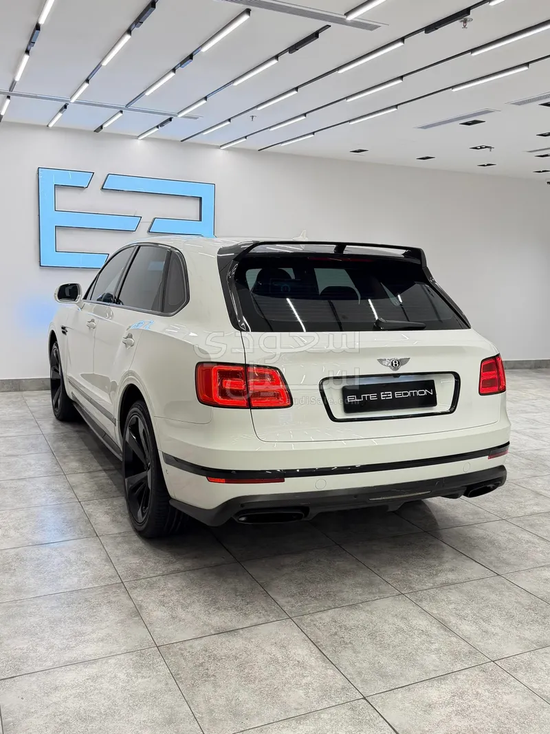 2018 بنتلي بنتايجا الاصدار الاسود