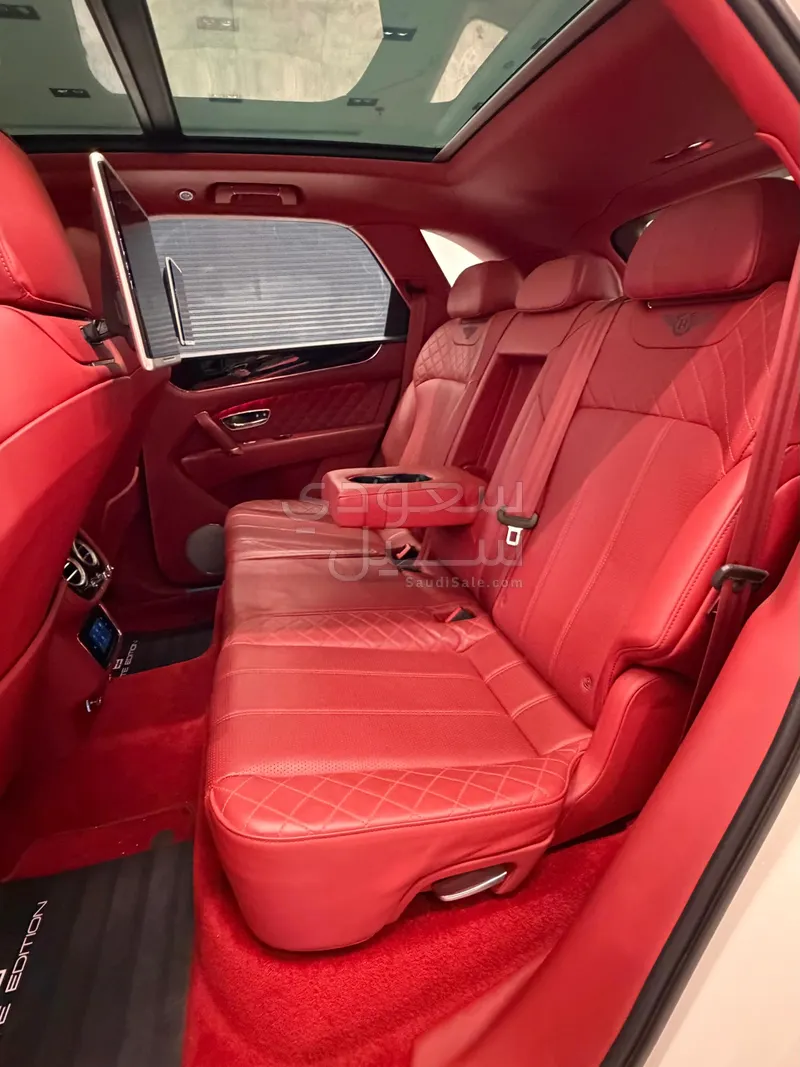 2018 بنتلي بنتايجا الاصدار الاسود