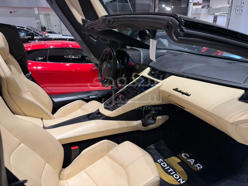 2019 لمبرجيني افنتادور رودستر