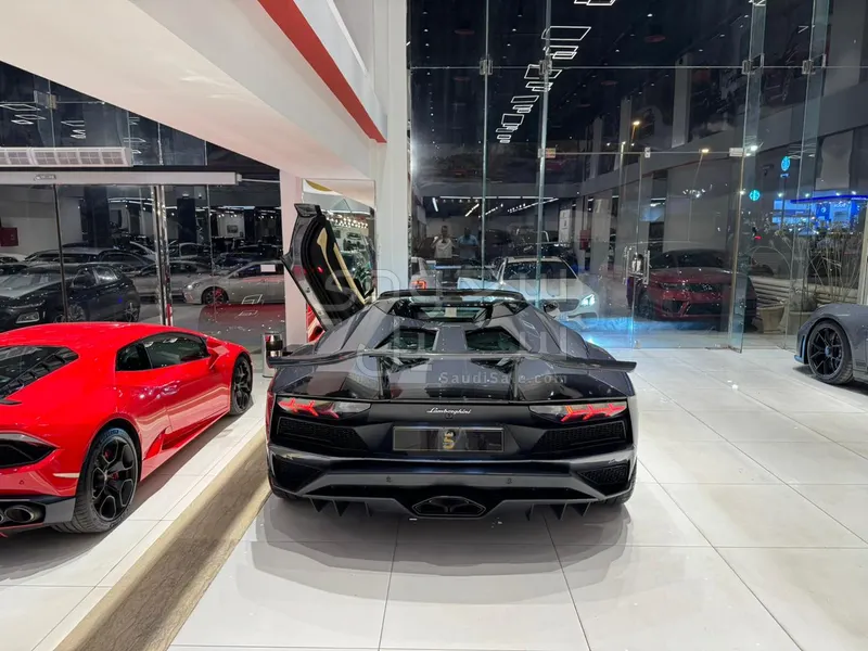 2019 لمبرجيني افنتادور رودستر