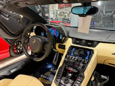 2019 لمبرجيني افنتادور رودستر