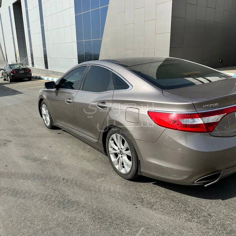 2014 هيونداي ازيرا كاليجرافي