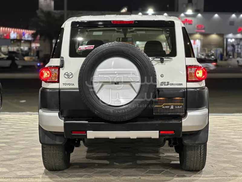2022 تويوتا اف جي كروزر 1