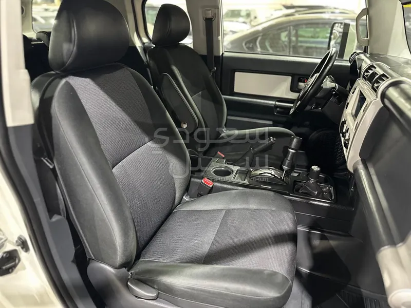 2022 تويوتا اف جي كروزر 1