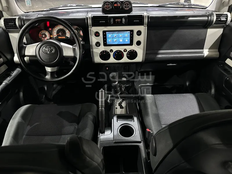 2022 تويوتا اف جي كروزر 1