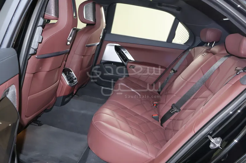 2024 بي ام دبليو الفئة السابعة 735أي