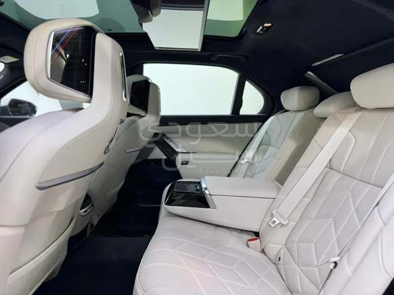 2026 بي ام دبليو الفئة السابعة 735أي