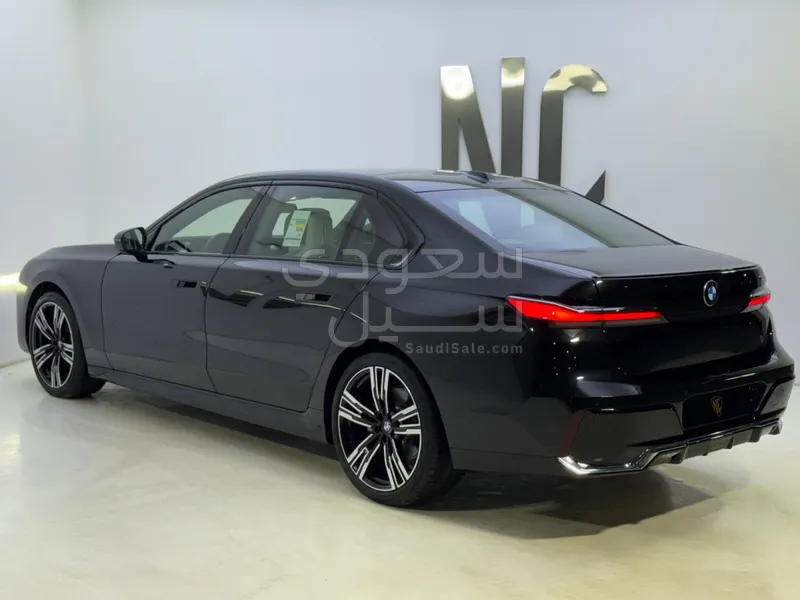 2026 بي ام دبليو الفئة السابعة 735أي