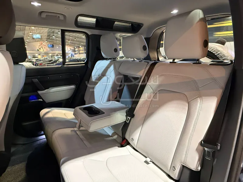 2025 لاند روفر ديفيندر اس اي