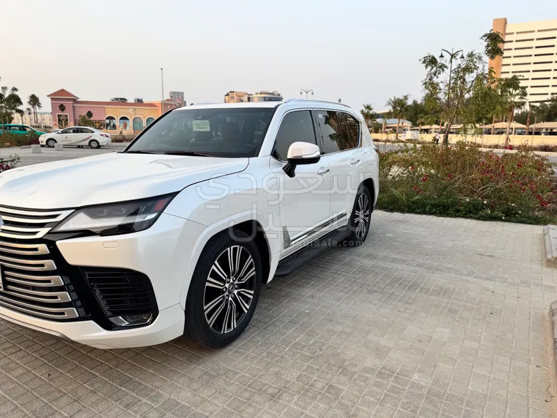 2024 لكزس إل إكس 600