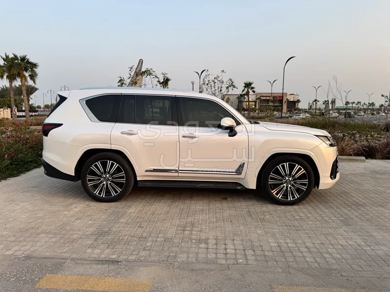 2024 لكزس إل إكس 600