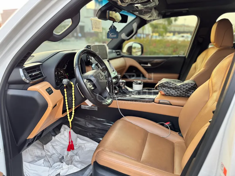 2024 لكزس إل إكس 600