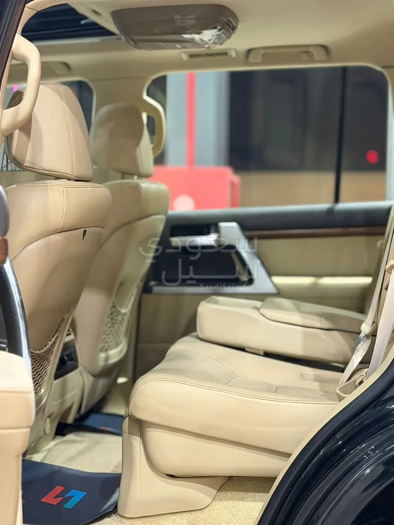 2016 تويوتا لاند كروزر في اكس ار