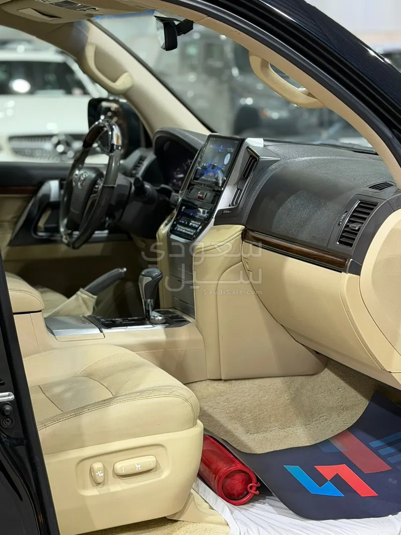 2016 تويوتا لاند كروزر في اكس ار