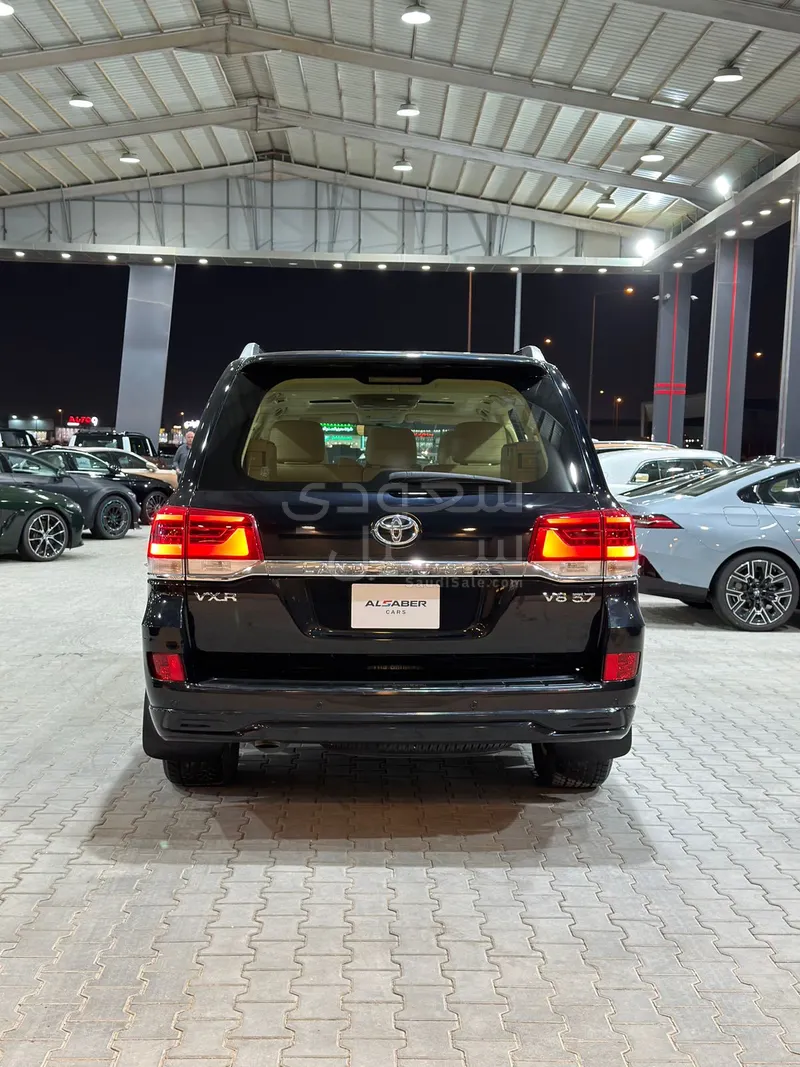 2016 تويوتا لاند كروزر في اكس ار
