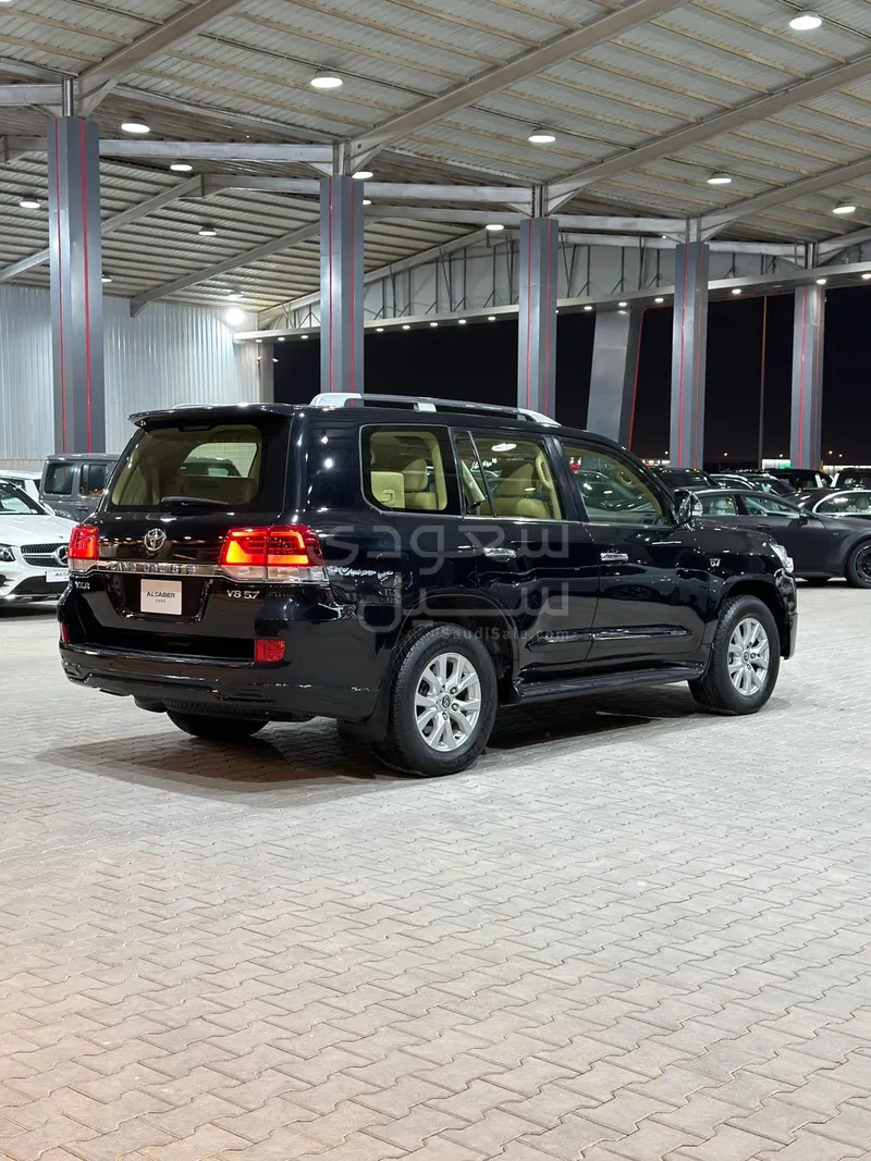 2016 تويوتا لاند كروزر في اكس ار