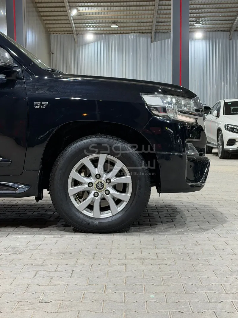 2016 تويوتا لاند كروزر في اكس ار