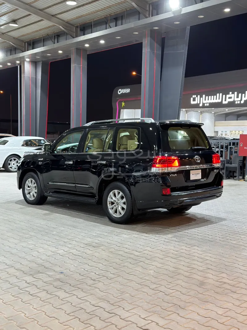 2016 تويوتا لاند كروزر في اكس ار