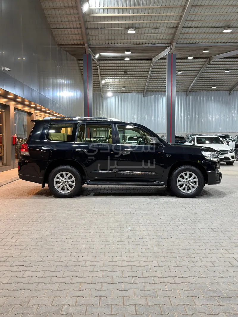 2016 تويوتا لاند كروزر في اكس ار