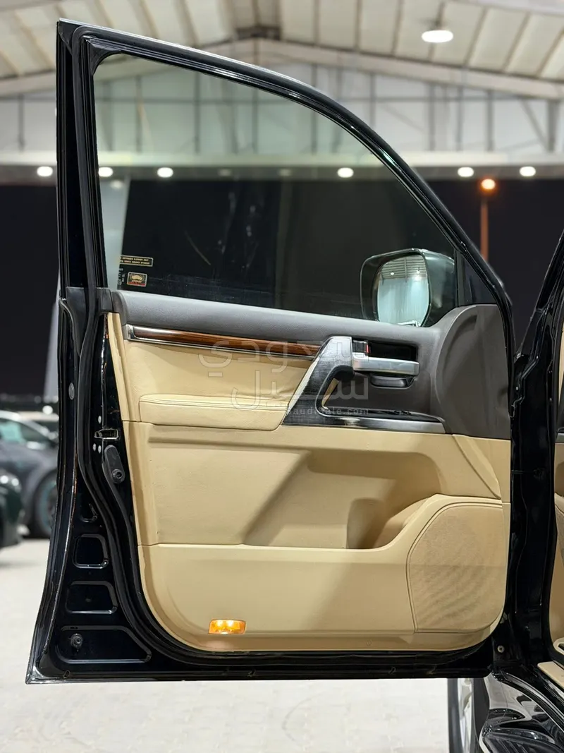 2016 تويوتا لاند كروزر في اكس ار