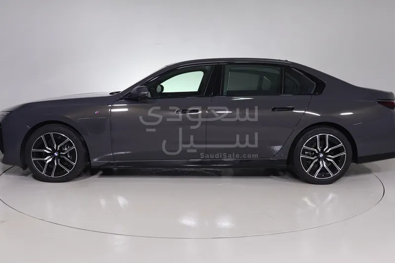 2026 بي ام دبليو الفئة السابعة 735أي