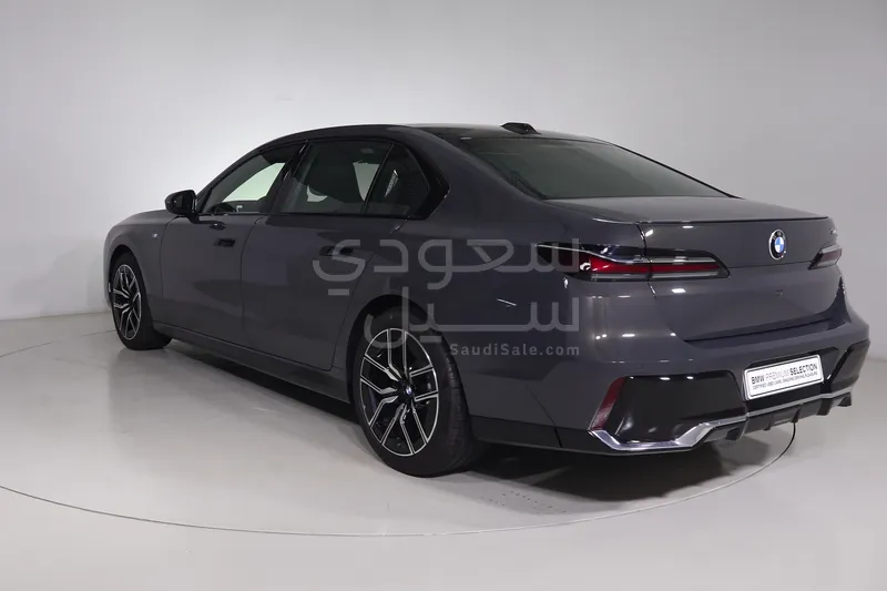 2026 بي ام دبليو الفئة السابعة 735أي