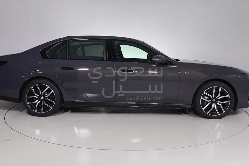 2026 بي ام دبليو الفئة السابعة 735أي