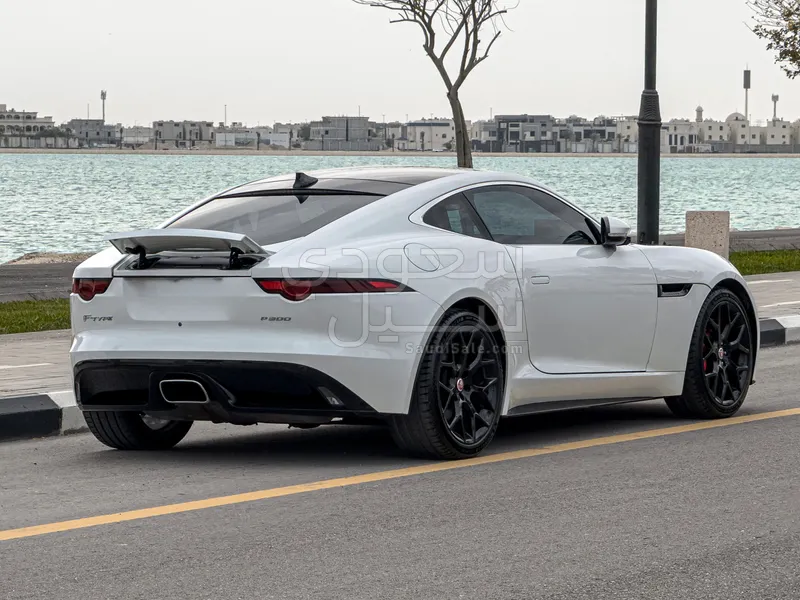 2019 جاكوار اف-تايب بي 300